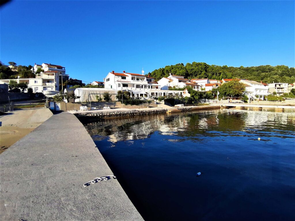 plaža i u pozadini zgrada apartmana raffaello