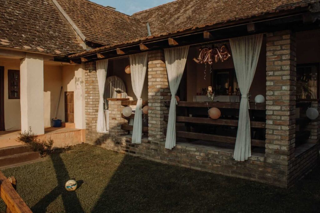 Natkrivene dvorišne zgrade tradicijske slavonske arhitekture kao mjesto za proslave Kuzmanovi dvori