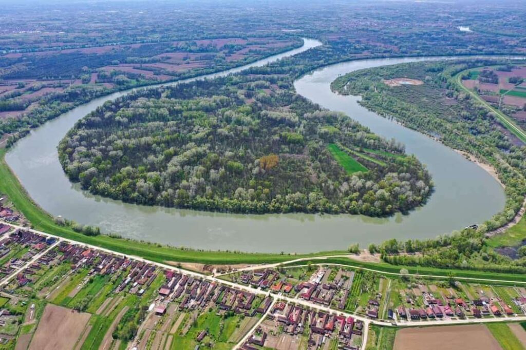 pogled iz zraka na Štitar pored kojeg se nalazi meandar Save