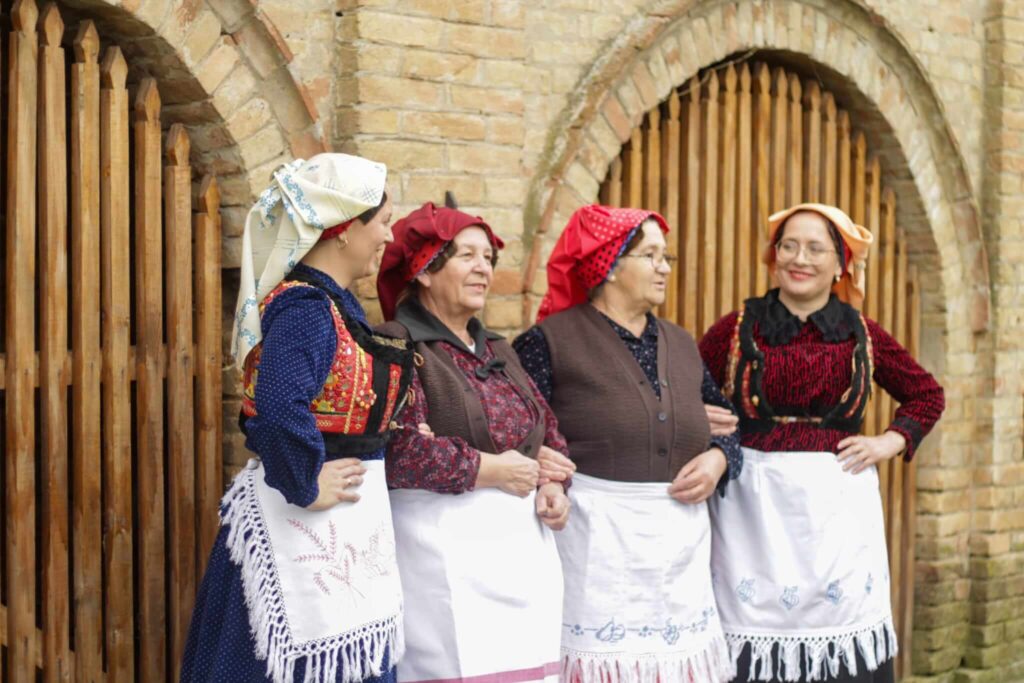 četiri žene odjevene u narodne nošnje u Štitaru u Slavoniji