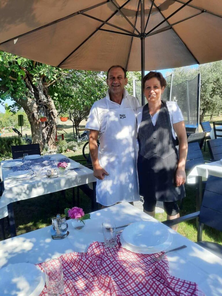 Sandra i Mladen Božac na svom izletištu Casa Rustica u Guranu kraj Vodnjana, oko njih suncobran i postavljeni stolovi za proslavu