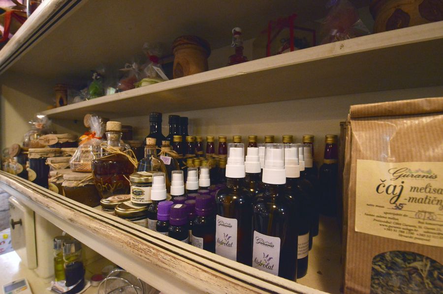hidrolati, eterična ulja. đemovi i čajevi na polici OPG-a Božac na izletištu Casa Rustica