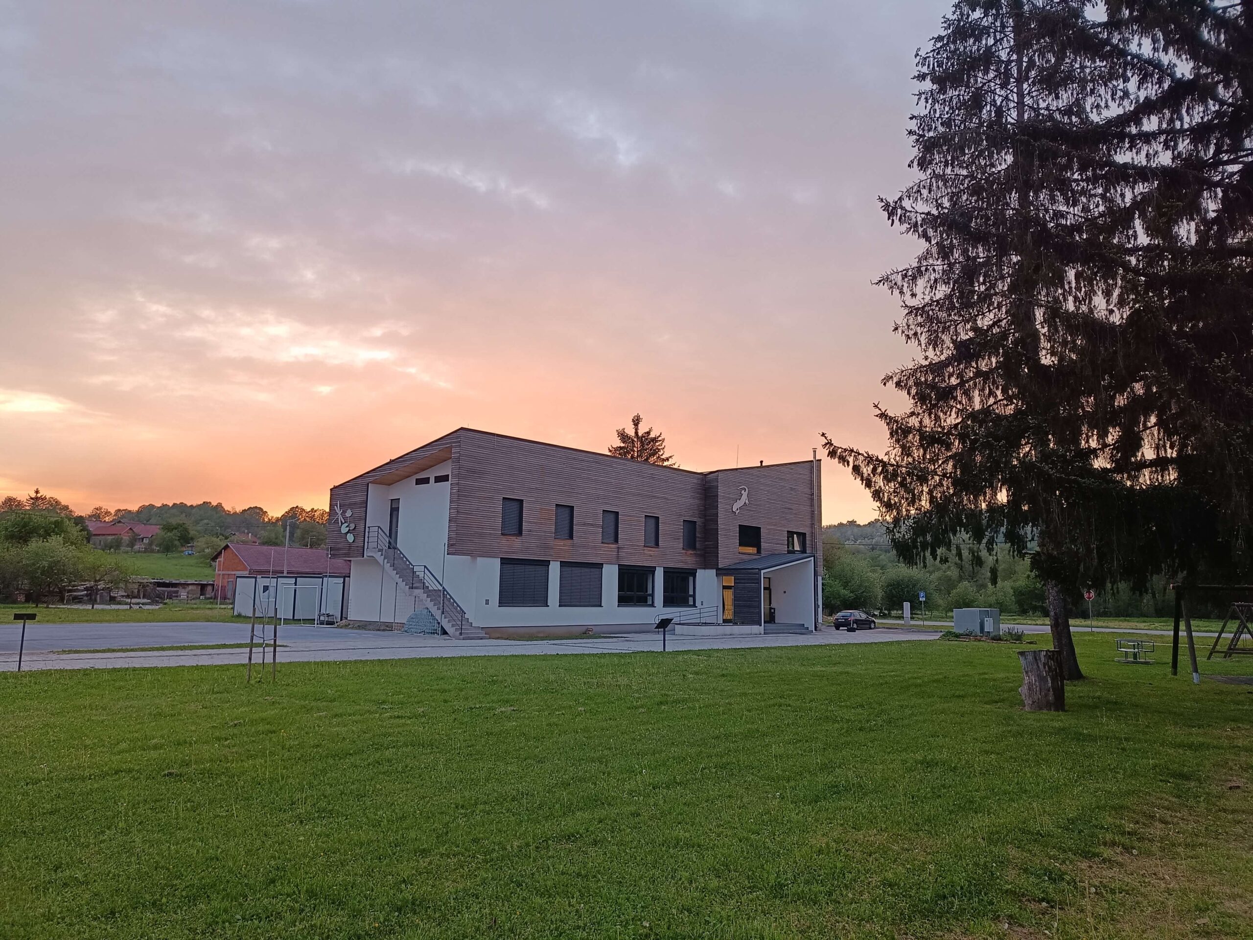 vanjski dio i zgrada Ekološkog centra Vrata Zrinske gore u predvečerje