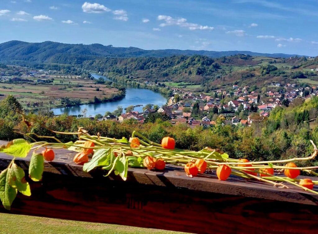 pogled s balkona apartmana djed na rijeku Unu i grad Hrvatsku Kostajnicu